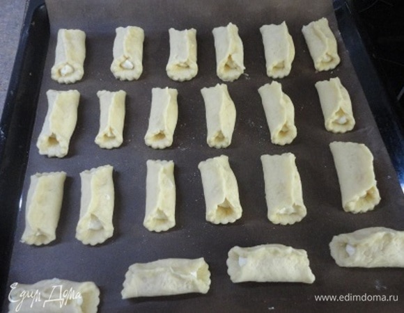 Выкладываем печенье (у меня получилось 25 шт.) на противень, застеленный пергаментом. Выпекаем в разогретой до 180°С духовке в течение 20–25 минут, до легкого золотистого цвета (ориентируемся по своей духовке).