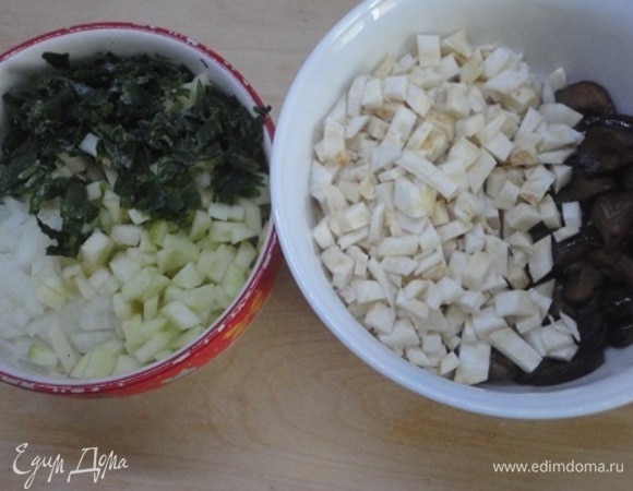 Сельдерей и грибы нарезать мелкими кубиками. Посолить, поперчить. Лук мелко нарезать. Яблоки очистить и нарезать кубиками. Соединить лук, яблоки, зелень. Посолить, поперчить, влить лимонный сок и перемешать.