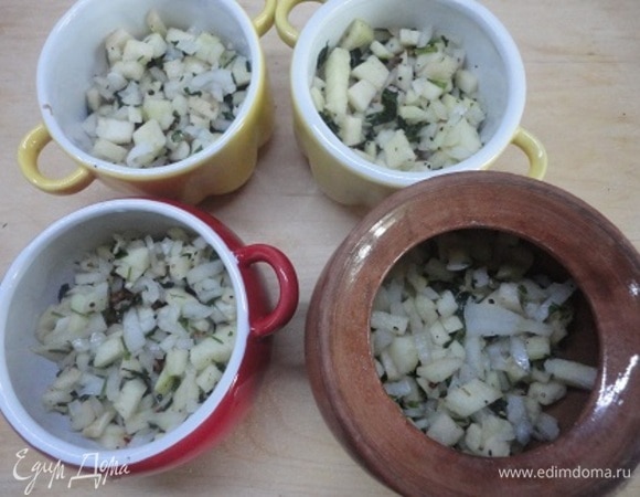 В каждый горшочек выложите по 2 ст. л. промытой крупы, сверху уложите грибы с сельдереем.