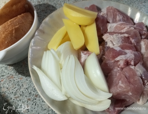 Подготовить продукты. Хлеб размочить в воде.