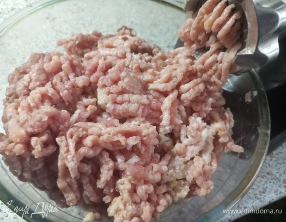 Пропустить через мясорубку мясо, картофель, лук и размоченные куски батона.