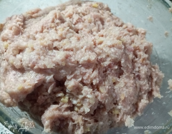 В фарш добавить соль и перец. Массу хорошо отбить.