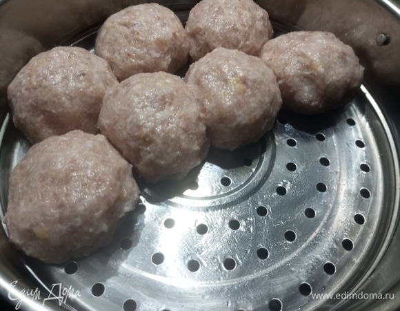 Сформировать котлеты. Выложить в пароварку с кипящей водой.