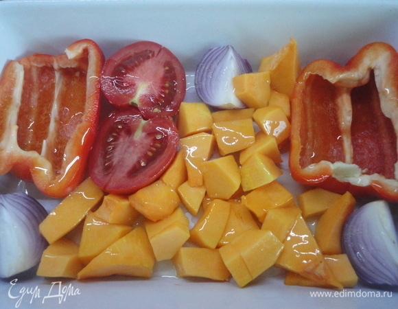 Тыкву почистить и нарезать кубиками. Помидор разрезать пополам, у перца удалить семечки. Дольки чеснока почистить. Выложить все овощи на противень, сбрызнуть оливковым маслом и запекать в духовке около 40 минут при температуре 180–200°C. Я вспомнила о чесноке, когда овощи уже запеклись. Но в баночке с томатами в масле был чеснок, вот его я и использовала. И масло из этой же баночки.