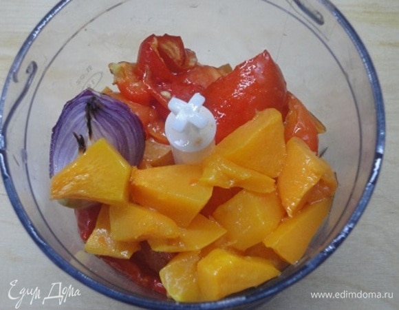 Вынуть из духовки, очистить помидор и перец от кожи. Все овощи переложить в блендер. Если ваша чаша блендера позволяет, то можно все пюрировать вместе. Мне пришлось делать это в два приема. Только не сильно измельчайте, пусть будут небольшие кусочки.