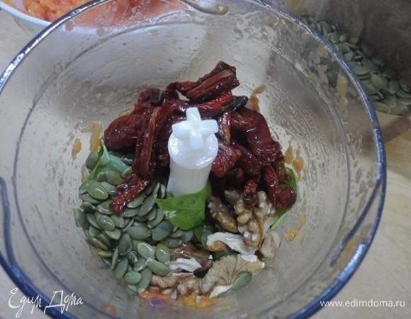 Это оставшаяся часть продуктов. Базилик у меня на окне рос, поэтому я добавила свежий. Пюрируем и эти продукты.