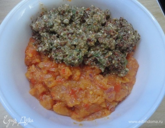 Соединяем две смеси и пермешиваем. Солим и перчим по вкусу.