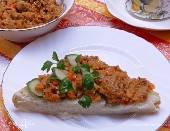 Очень вкусно с теплым хлебом или макаронами.