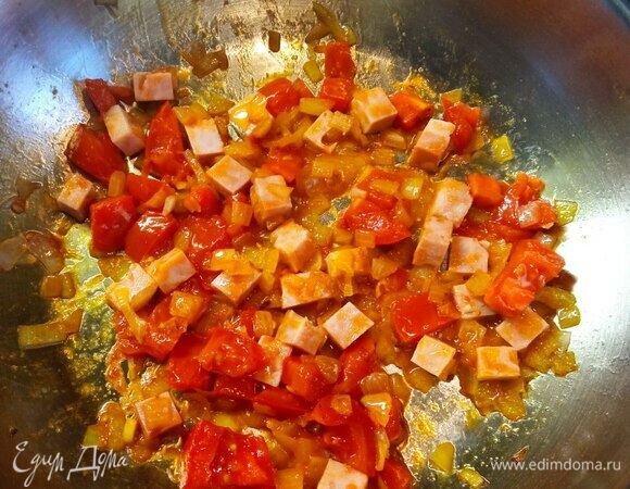 Мелко шинкуем репчатый лук, ветчину и помидоры режем кубиком. В разогретой сковороде растапливаем сливочное масло с капелькой растительного (чтобы не горело). Обжариваем лук 2 минуты. Добавляем помидоры (я семечки не удаляю. Если хотите массу посуше, можете удалить. И ветчину, обжариваем еще 2–3 минуты.