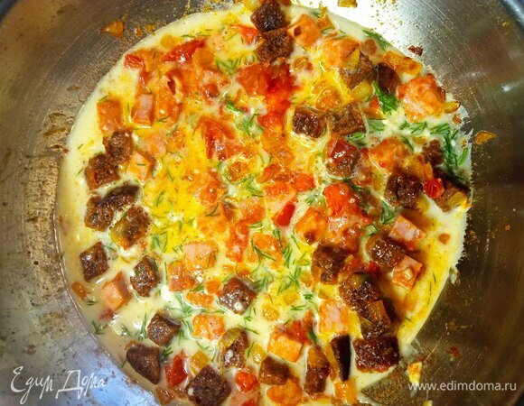 Вливаем яичную смесь в сковороду и накрываем крышкой. Даем схватиться яйцу (примерно 2 минуты на маленьком огне).