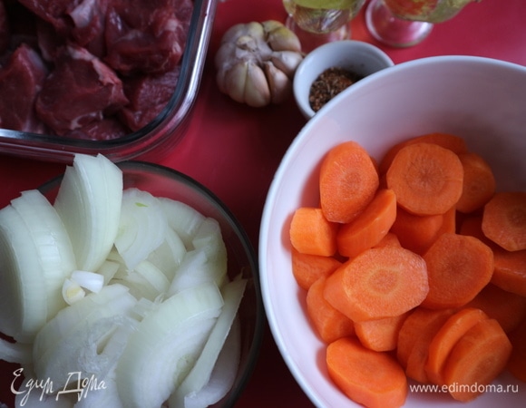 Морковь и лук нарезать, лук — полукольцами средней толщины, морковь — кружочками.