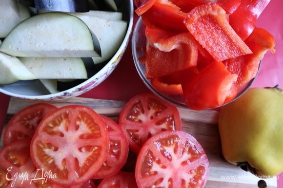 Нарезать помидоры кружочками, баклажаны — половинками кружочков, болгарский перец — дольками. Нарезка должна быть среднего размера, не тонкая.