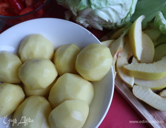 Картофель почистить, оставить в воде до использования. Айву нарезать на дольки.