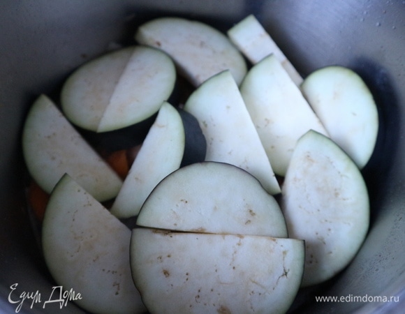 Добавить баклажаны.