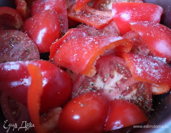 Затем слой болгарского перца и помидоры, часть специй и соли.