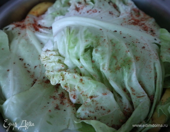 На капусту с айвой положить веточки петрушки, петрушку не измельчать, после приготовления ее удалить. Поверхность закрыть капустными листьями. Добавить специи. Оставить на минимальном огне до готовности, примерно на 2 часа.