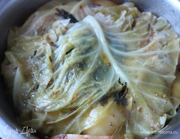 Снять кастрюлю с огня, удалить петрушку.