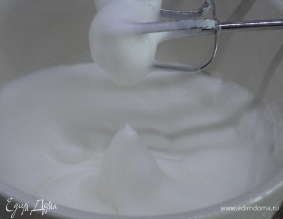 Для бисквита отделяем белки от желтков. Взбиваем белки до крепкой пены, добавляем сахарную пудру, ванильный сахар и продолжаем взбивать до устойчивых пиков. Добавляем к меренге по одному желтку, каждый раз тщательно взбивая.