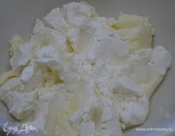 Для крема взбиваем мягкое сливочное масло с сахарной пудрой и ванилином до воздушного состояния. Добавляем творожный сыр и тщательно перемешиваем.