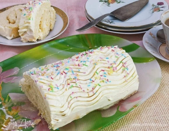 Остывший рулет разворачиваем. Промазываем начинкой, оставив небольшое количество крема. Аккуратно сворачиваем рулет и обмазываем оставшимся кремом с помощью лопаточки. Украшаем по своему вкусу.