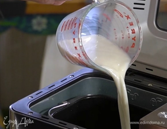 В чашу хлебопечки влить растительное масло и молоко, добавить сахар, кориандр, тмин и дрожжи.