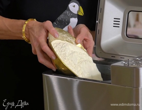 Всыпать в чашу соль и муку.