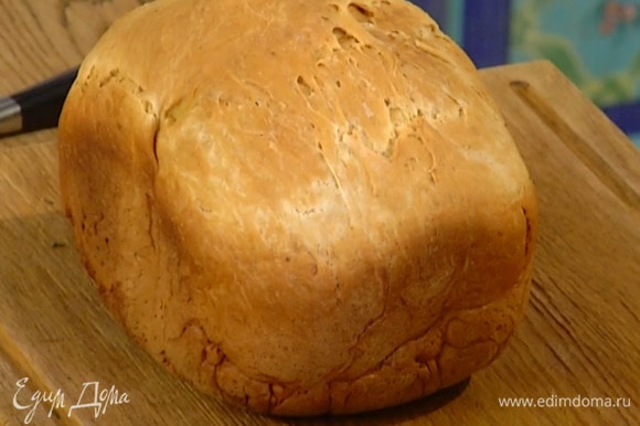 Закрыть крышку хлебопечки, выбрать необходимый режим и выпекать хлеб до готовности.