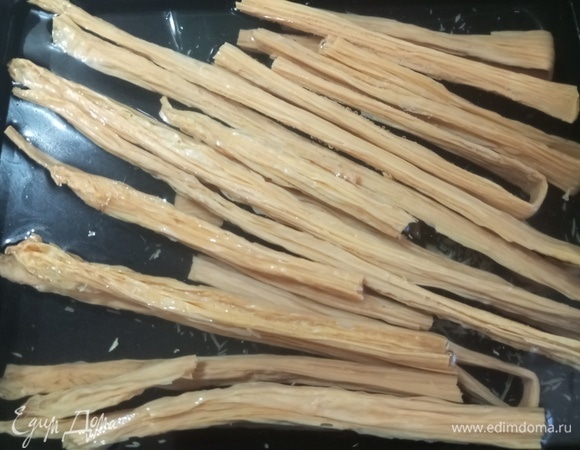 Сухую соевую спаржу залить холодной кипяченой водой. Оставить для размягчения на 4–12 часов. Лучше на ночь.