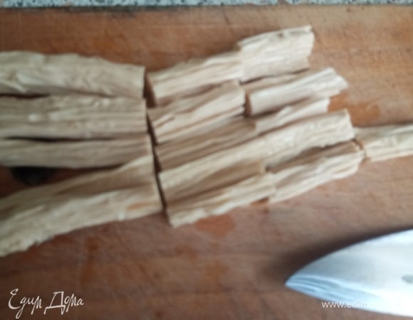 Затем спаржу отжать, нарезать на куски 3–5 см.