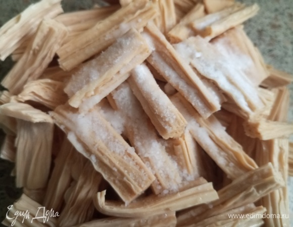 Засыпать солью и глутаматом. Перемешать, оставить на 30 минут.