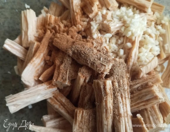 Добавить мелко порубленный чеснок, кориандр и перец.