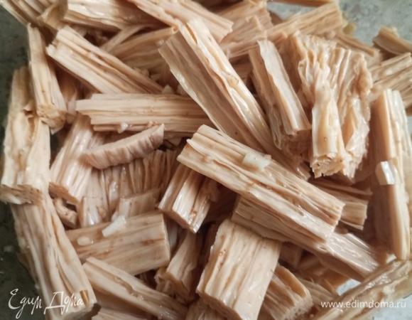 Массу хорошо перемешать, заправить маслом. Убрать в холодильник минимум на 1 час. Такая закуска хранится в течение 7 суток в холоде.