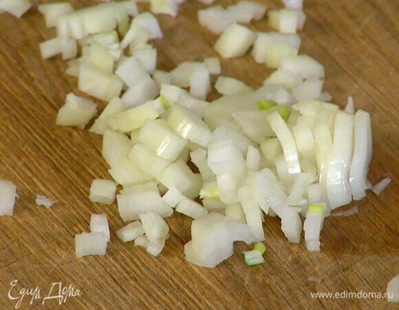 Приготовить фрикадельки: луковицу шалота почистить и мелко порубить, сыр натереть на мелкой терке, ползубчика чеснока почистить и, удалив горькую сердцевину, мелко порезать.