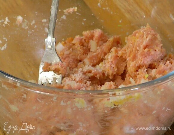 Фарш выложить в глубокую миску, добавить 2 горсти домашних сухарей, яйцо и половину натертого сыра, все перемешать, затем добавить измельченный лук, чеснок, соль и еще раз перемешать.