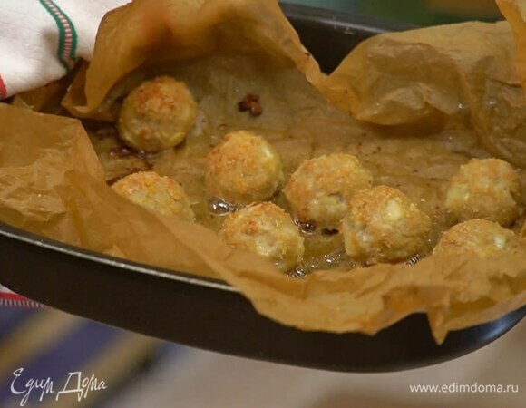 Оставшийся сыр и панировочные сухари перемешать, сформировать из фарша небольшие шарики, обвалять их в сухарях, выложить в форму, сбрызнуть оставшимся маслом и запекать в разогретой духовке 15–20 минут.