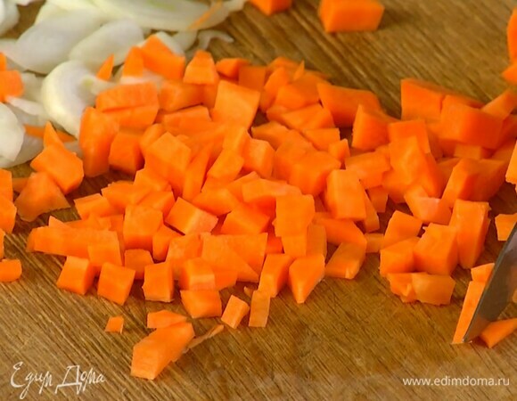 Овощи для супа почистить, шалот нарезать тонкими полукольцами, морковь кубиками, чеснок порубить.