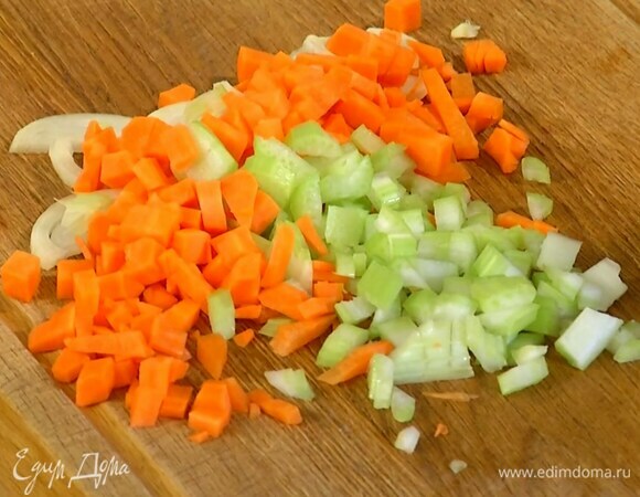 Стебель сельдерея нарезать вдоль тонкими полосками, затем порубить мелкими кубиками.