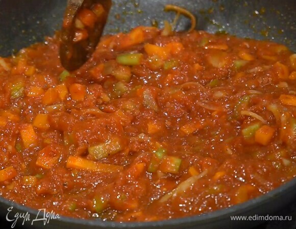 Добавить помидоры в собственном соку, перемешать и томить все 7–9 минут.