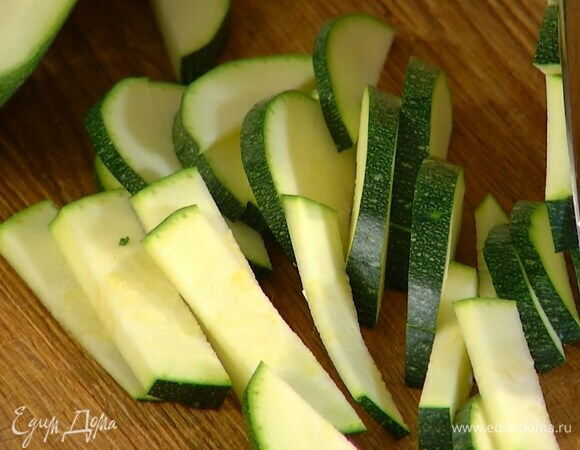 Цукини нарезать тонкой соломкой, выложить к овощам, посолить и перемешать.