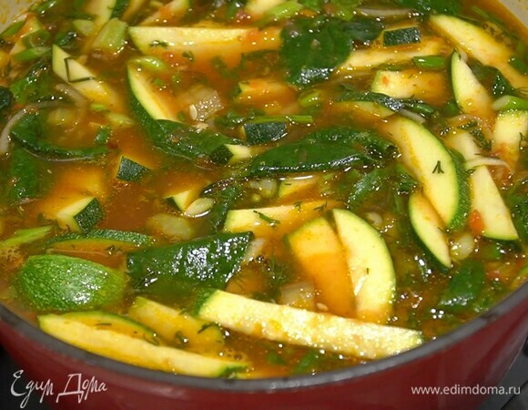 Куриный бульон подогреть, выложить в него овощи со сковороды и шпинат, варить 1–2 минуты, затем добавить запеченные фрикадельки, измельченную зелень, все перемешать и довести до кипения.