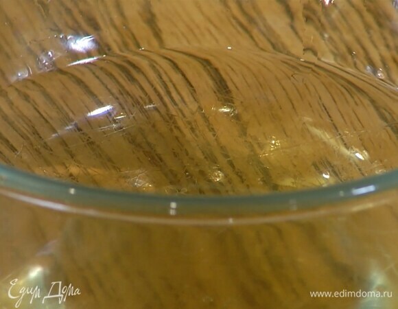 Желатин замочить в воде и дать постоять, затем промокнуть бумажным полотенцем.