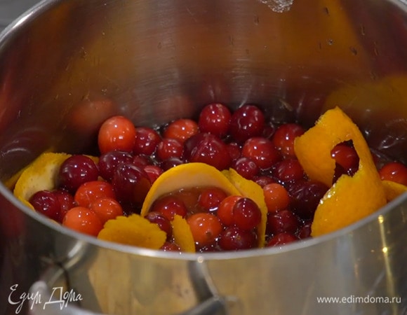 Размороженную клюкву всыпать в кастрюлю, добавить цедру, кориандр и сахар, влить апельсиновый сок, ванильный экстракт, стакан горячей воды и прогревать все на маленьком огне, пока цедра и клюква не станут мягкими.