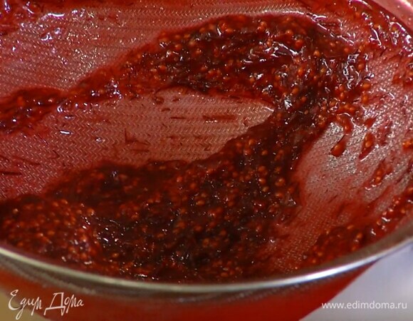 Снять кастрюлю с огня и удалить цедру, все остальное перелить в чашу блендера и взбить в однородную массу, а затем процедить через сито.