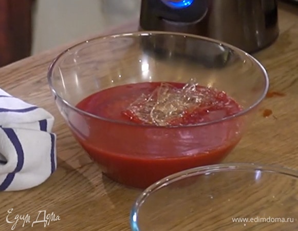 Добавить желатин и перемешивать, пока он полностью не растворится.