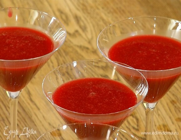 Разложить желе в прозрачные бокалы и отправить в холодильник до полного застывания.