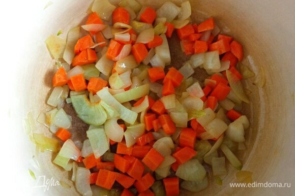 Репчатый лук режем не очень мелко, так же режем морковь. В кастрюле разогреваем оливковое масло, обжариваем лук 2 минуты, добавляем морковь, жарим 2 минуты. Добавляем специи и обжариваем минут 5, чтобы специи прогрелись и раскрылись.