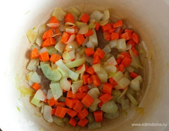 Репчатый лук режем не очень мелко, так же режем морковь. В кастрюле разогреваем оливковое масло, обжариваем лук 2 минуты, добавляем морковь, жарим 2 минуты. Добавляем специи и обжариваем минут 5, чтобы специи прогрелись и раскрылись.