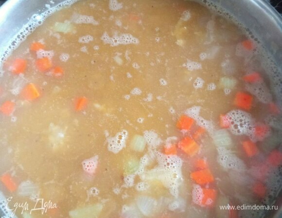 Заливаем горячим бульоном. Даем закипеть, убавляем огонь и варим под крышкой 15 минут.