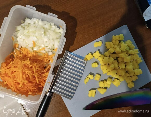 Пока варится, занимаемся овощами. Картофель нарезаем средними кубиками (я решил нарезать фигурным ножом, не зря же его приобрел недавно. Морковь трем на крупной терке. Лук режем мелким кубиком.