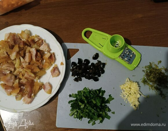 Оливки нарезаем на четвертинки. Чеснок порубить. Зелень мелко нарезаем. Свиные ушки — кубиком, как картофель.